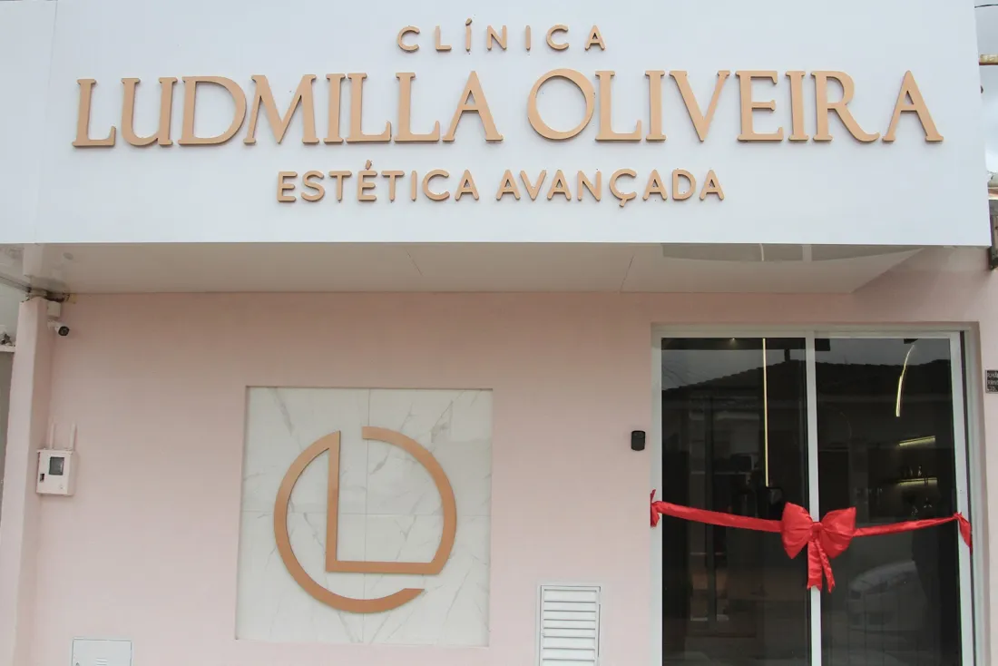 Fachada da Clínica Ludmilla Oliveira com o letreiro dourado